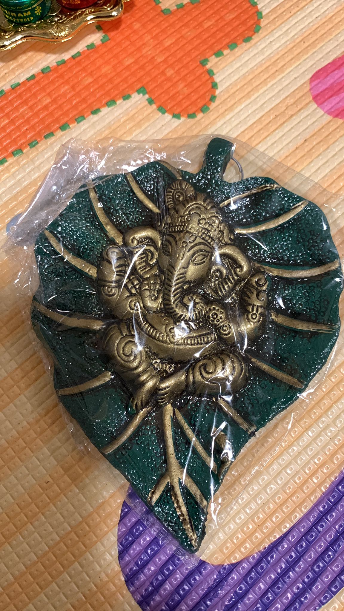 Wall green leaf ganesh