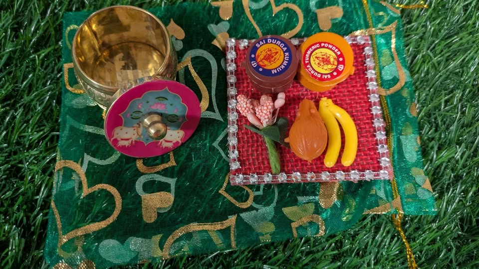 Pichwai kumkum box combo